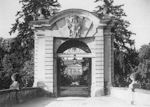 Widok na bram wjazdow od zewntrz - zdjcie z 1930 roku